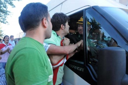 Bakanlara pet şişeli protesto 5
