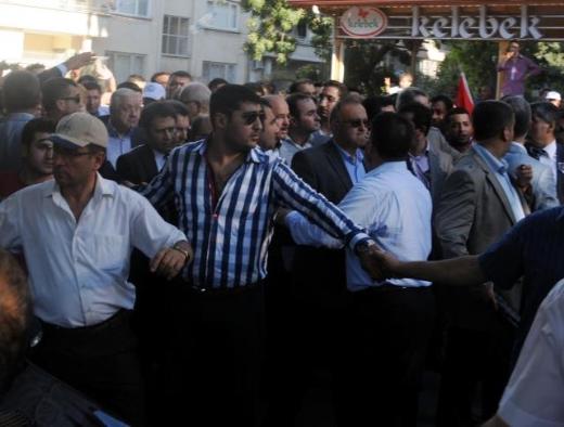 Bakanlara pet şişeli protesto 6