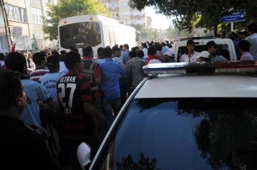 Bakanlara pet şişeli protesto 7