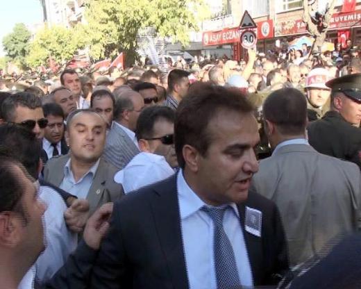 Bakanlara pet şişeli protesto 8