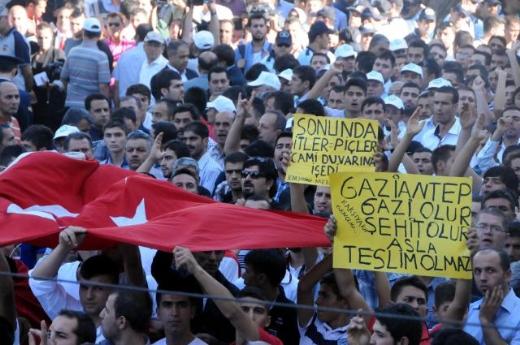 Bakanlara pet şişeli protesto 9