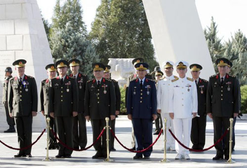 Komutanlardan mezarlık ziyareti 14
