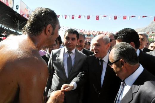 Bahçeli'den parmak tokalaşması 1