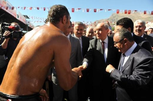 Bahçeli'den parmak tokalaşması 2