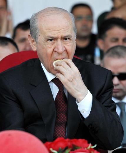 Bahçeli'den parmak tokalaşması 4