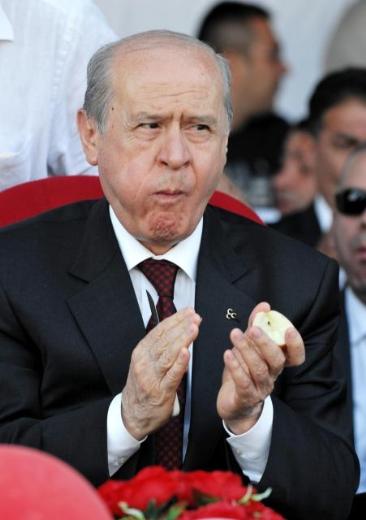 Bahçeli'den parmak tokalaşması 5