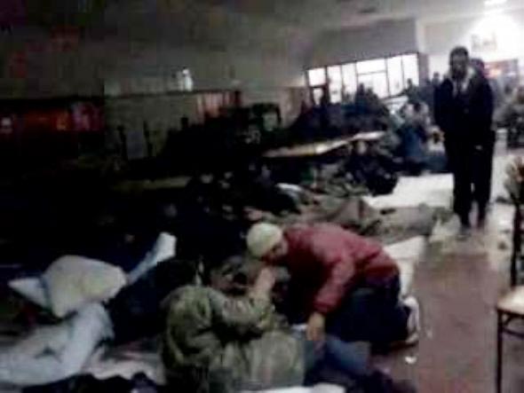 Asker çöplük içinde toplanıyor 1