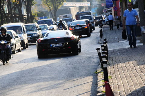 Cem Yılmaz'ın Ferrari'sindeki şifre 1