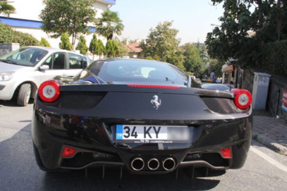 Cem Yılmaz'ın Ferrari'sindeki şifre 5