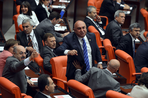 Mecliste Suriye savaşı 4