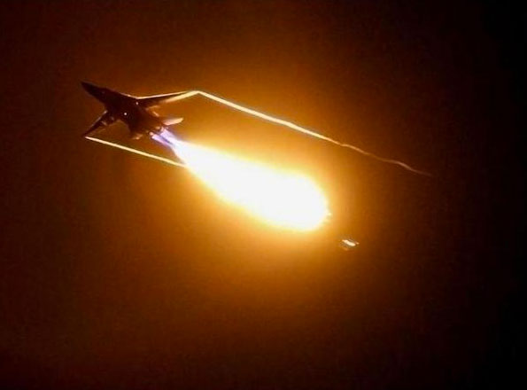 Jet uçaklarından gece gösterisi. İşte objektiflere yansıyan o muhteşem kareler 11