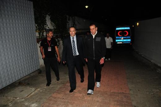 Cem Yılmaz Arda'nın saçlarına takıldı 2