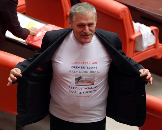 CHP'li vekillerden tişörtlü protesto! 10