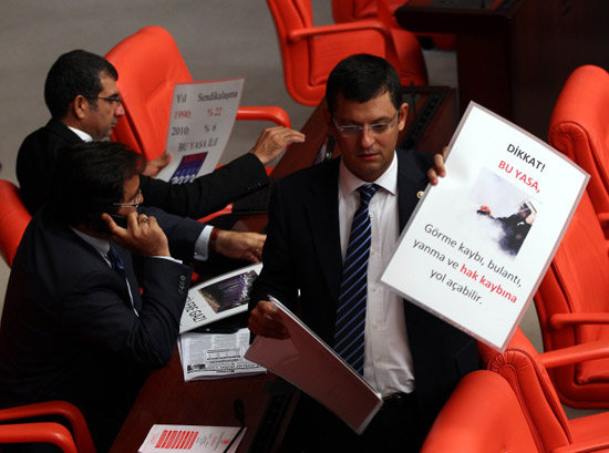 CHP'li vekillerden tişörtlü protesto! 8