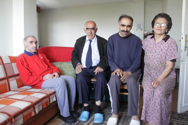 Vefakar abla, 44 yıldır engelli kardeşlerine bakıyor 3