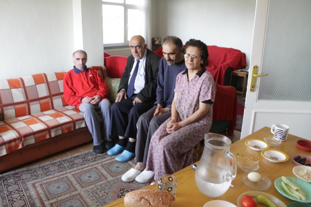 Vefakar abla, 44 yıldır engelli kardeşlerine bakıyor 4