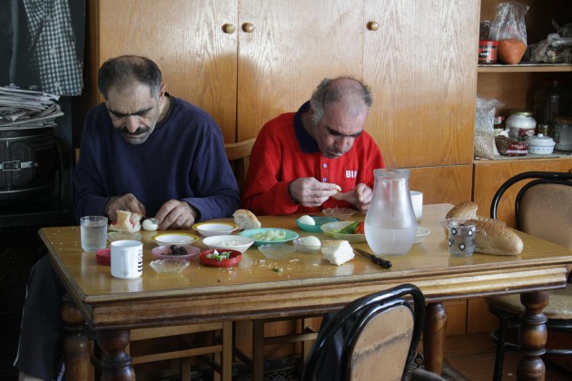 Vefakar abla, 44 yıldır engelli kardeşlerine bakıyor 5