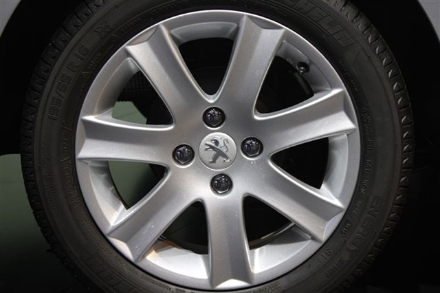 2013 Peugeot 301: Paris 2012 7