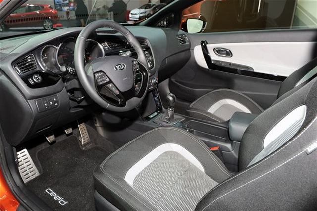 2013 Kia Pro_cee'd: Paris 2012 14