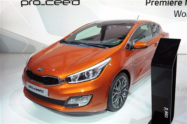 2013 Kia Pro_cee'd: Paris 2012 3