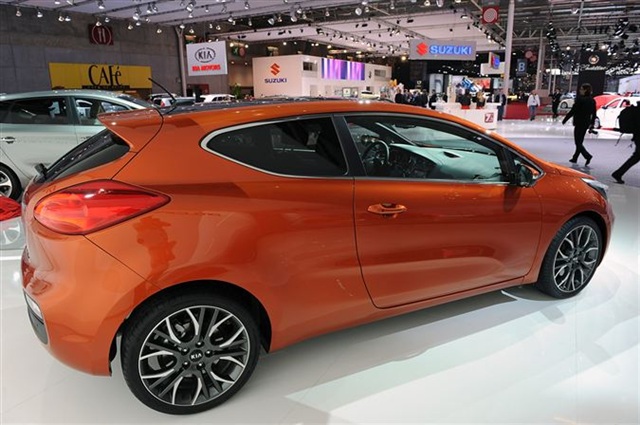 2013 Kia Pro_cee'd: Paris 2012 4