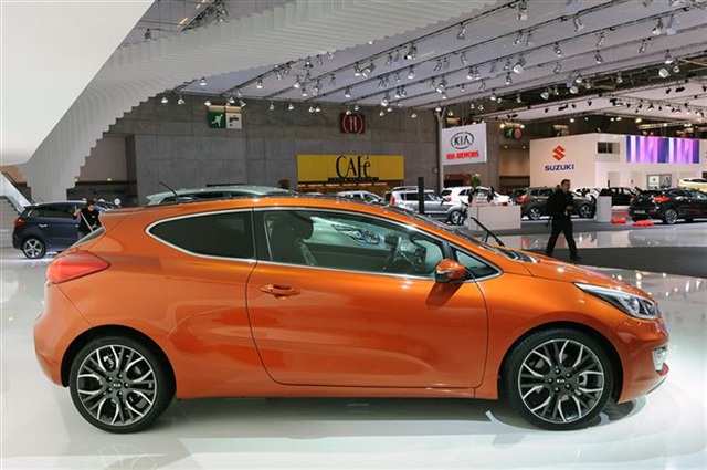2013 Kia Pro_cee'd: Paris 2012 5