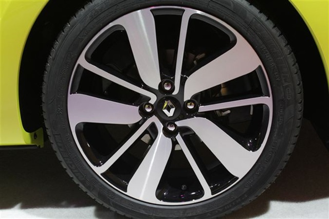 2013 Renault Clio: Paris 2012 10