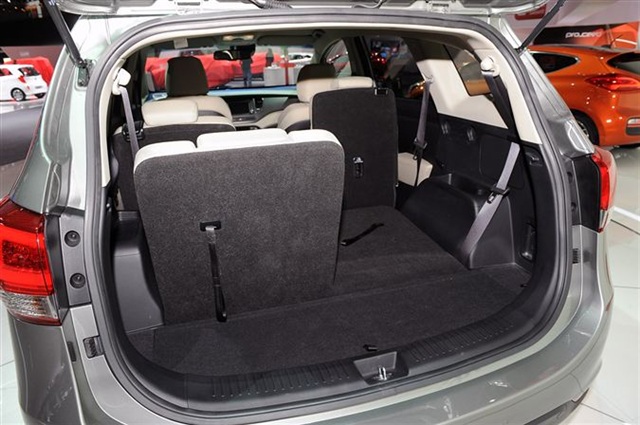2013 Kia Carens: Paris 2012 10