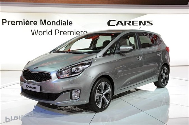 2013 Kia Carens: Paris 2012 3