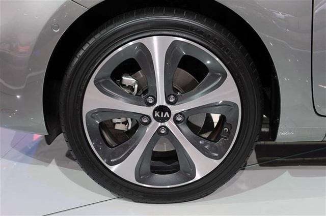 2013 Kia Carens: Paris 2012 5