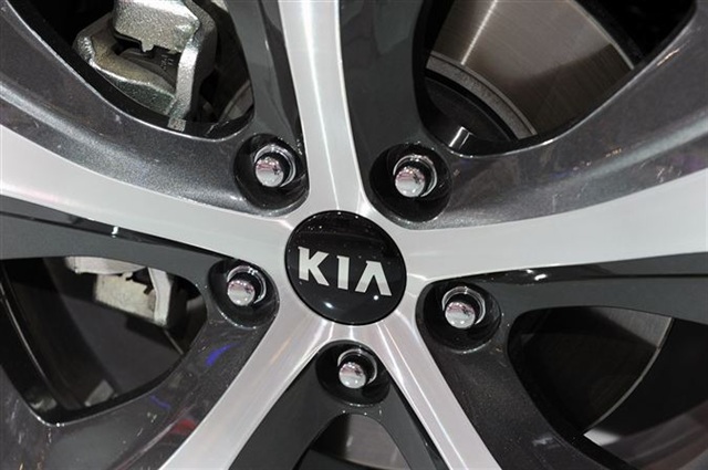 2013 Kia Carens: Paris 2012 6
