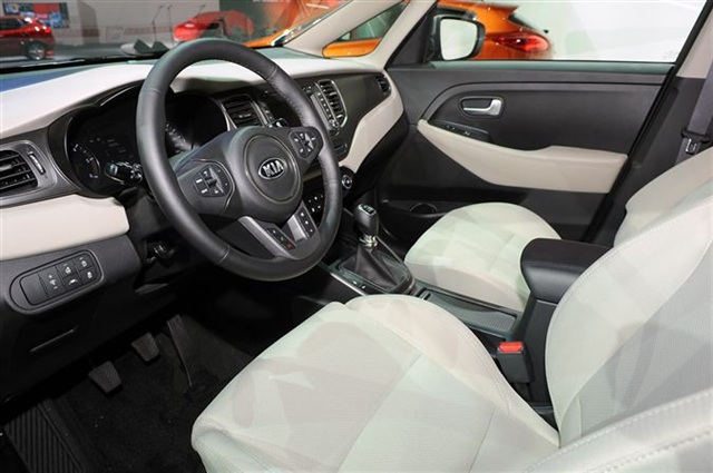 2013 Kia Carens: Paris 2012 8