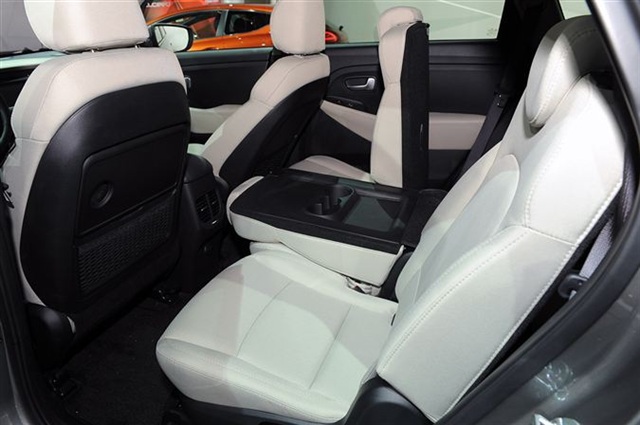 2013 Kia Carens: Paris 2012 9