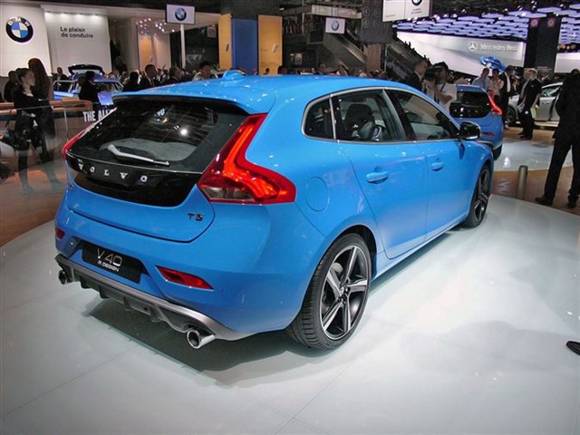 2013 Volvo V40 R Design: Paris 2012 2
