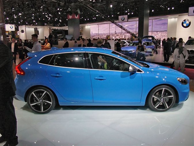 2013 Volvo V40 R Design: Paris 2012 5