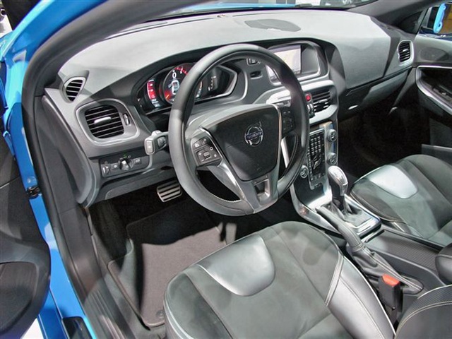 2013 Volvo V40 R Design: Paris 2012 6