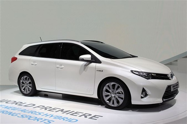 2013 Toyota Auris Hybrid: Paris 2012 1