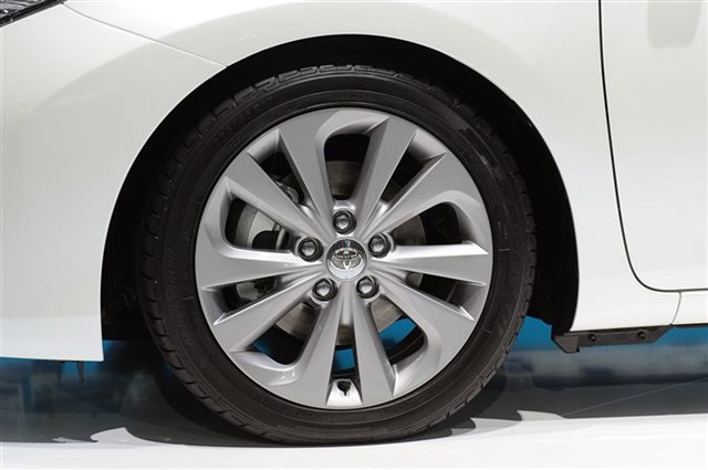 2013 Toyota Auris Hybrid: Paris 2012 10