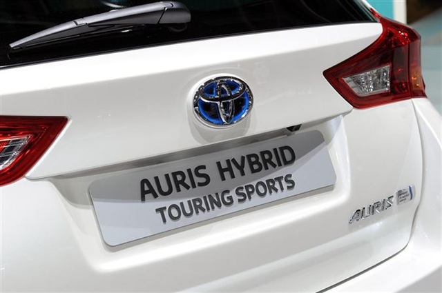 2013 Toyota Auris Hybrid: Paris 2012 12
