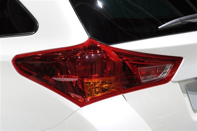 2013 Toyota Auris Hybrid: Paris 2012 13