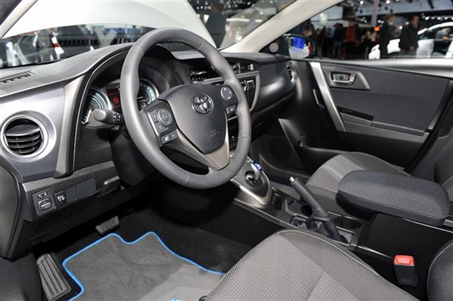 2013 Toyota Auris Hybrid: Paris 2012 14