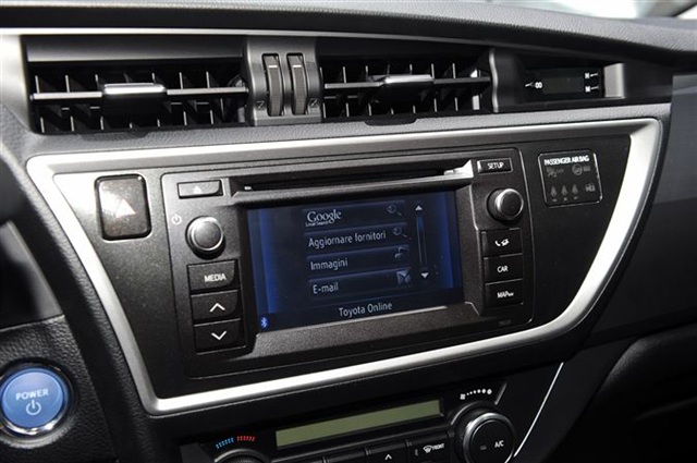 2013 Toyota Auris Hybrid: Paris 2012 16