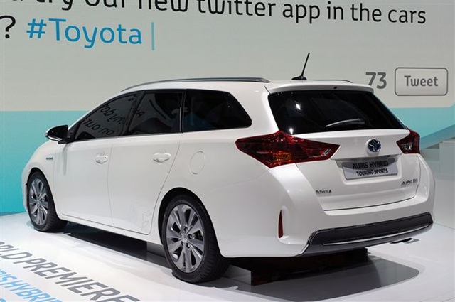 2013 Toyota Auris Hybrid: Paris 2012 2