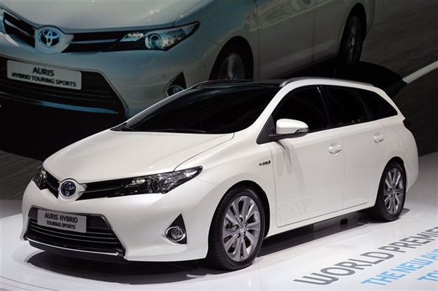 2013 Toyota Auris Hybrid: Paris 2012 3