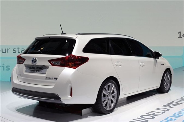 2013 Toyota Auris Hybrid: Paris 2012 4