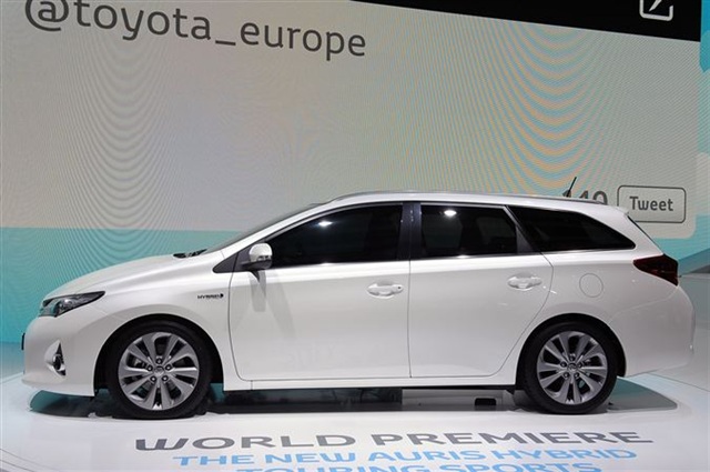 2013 Toyota Auris Hybrid: Paris 2012 5
