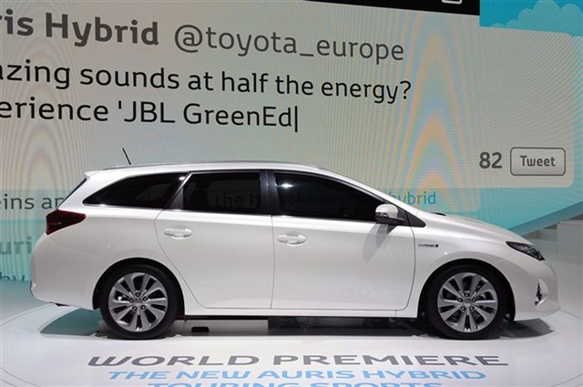 2013 Toyota Auris Hybrid: Paris 2012 6