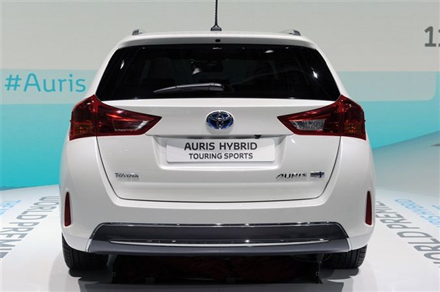 2013 Toyota Auris Hybrid: Paris 2012 7