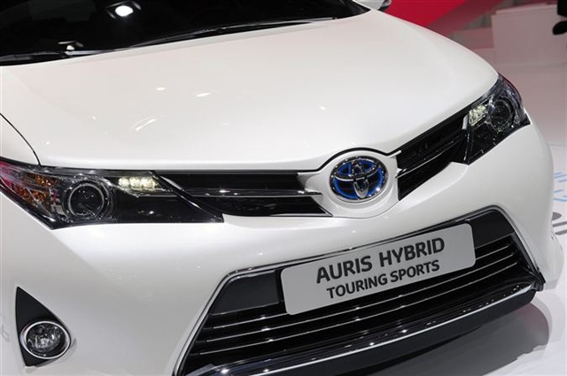 2013 Toyota Auris Hybrid: Paris 2012 8