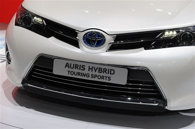 2013 Toyota Auris Hybrid: Paris 2012 9